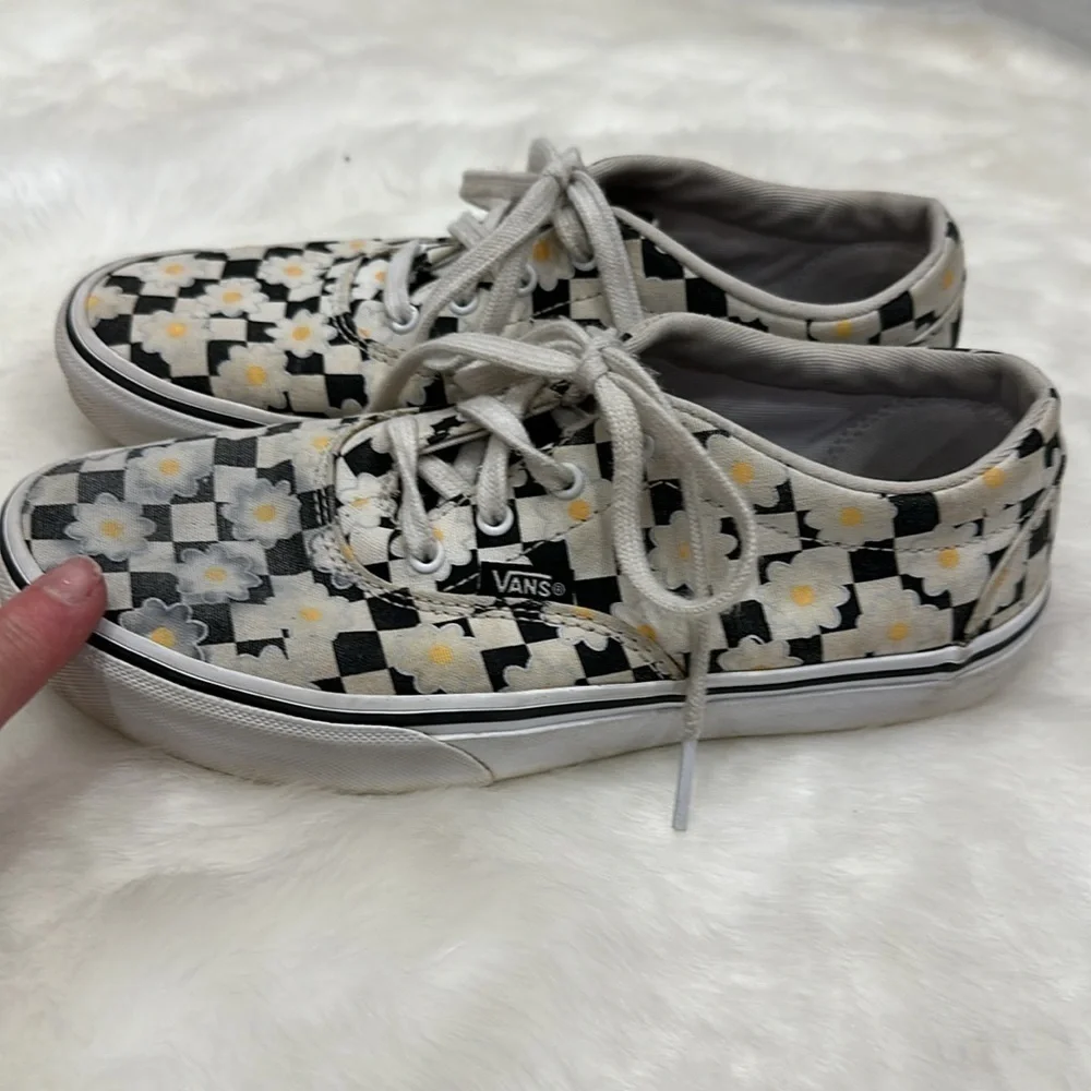 Vans black/white checkered w/daisies missy 4.5